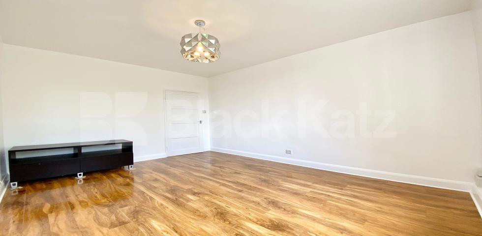 			VIDEO VIEWING AVAILABLE!, 2 Bedroom, 1 bath, 1 reception Apartment			 Cruikshank Street, ANGEL-KINGS CROSS